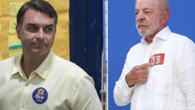 Eleitor goiano depositando voto em urna eletrônica durante o segundo turno das eleições 2026.