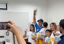 Vicentinho Alves em celebração após vitória eleitoral.