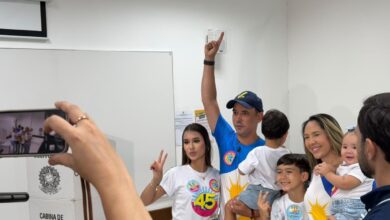 Vicentinho Alves em celebração após vitória eleitoral.