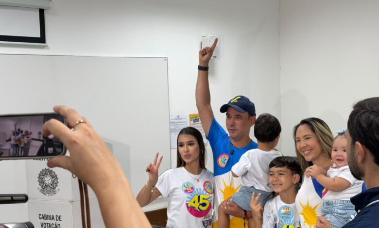 Vicentinho Alves em celebração após vitória eleitoral.