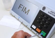 Eleitores em fila em frente a uma seção eleitoral em Goiânia.