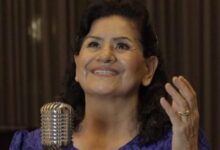 Sara Araújo cantando em um evento religioso.