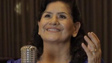 Sara Araújo cantando em um evento religioso.