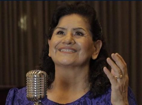 Sara Araújo cantando em um evento religioso.