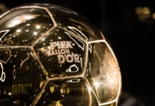 Cerimônia da Bola de Ouro 2026 em Londres com destaque para jogadores de futebol.