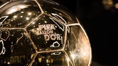 Cerimônia da Bola de Ouro 2026 em Londres com destaque para jogadores de futebol.