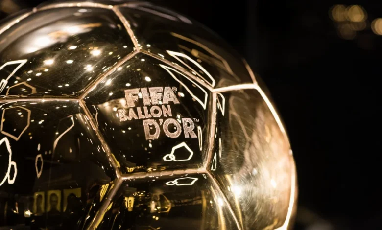 Cerimônia da Bola de Ouro 2026 em Londres com destaque para jogadores de futebol.