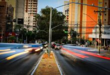 Carros transitando nas avenidas T-1 e T-2 em Goiânia, com sinalização de mudança para sistema binário.