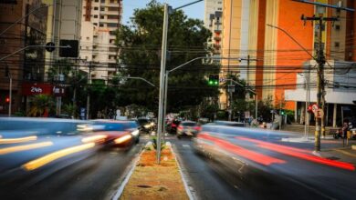 Carros transitando nas avenidas T-1 e T-2 em Goiânia, com sinalização de mudança para sistema binário.