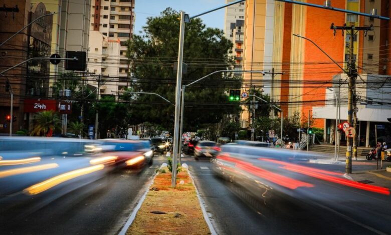 Carros transitando nas avenidas T-1 e T-2 em Goiânia, com sinalização de mudança para sistema binário.