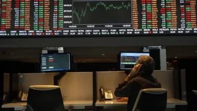 Bolsa de Valores durante pregão com gráficos de ações em queda.