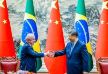 Xi Jinping e Lula se cumprimentam em cerimônia oficial.