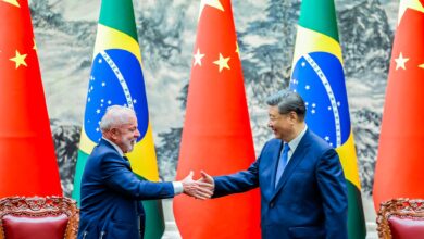 Xi Jinping e Lula se cumprimentam em cerimônia oficial.