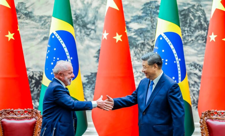Xi Jinping e Lula se cumprimentam em cerimônia oficial.