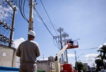 Trabalhadores realizando manutenção em rede elétrica de Aparecida de Goiânia.