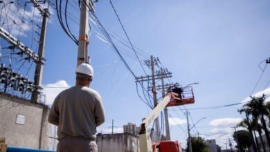 Trabalhadores realizando manutenção em rede elétrica de Aparecida de Goiânia.