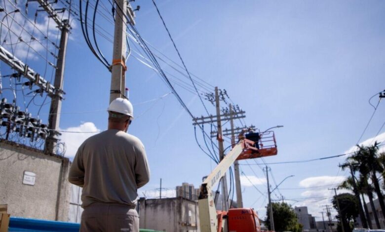 Trabalhadores realizando manutenção em rede elétrica de Aparecida de Goiânia.