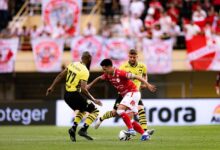 Jogadores do Vila Nova em campo durante partida da Série B.