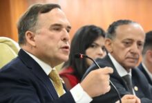 Sandro Mabel em evento, discutindo taxa de lixo em Goiânia.
