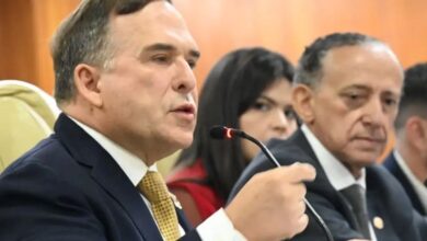 Sandro Mabel em evento, discutindo taxa de lixo em Goiânia.