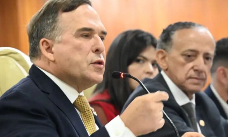 Sandro Mabel em evento, discutindo taxa de lixo em Goiânia.