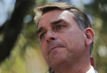 Senador Flávio Bolsonaro durante evento de campanha.