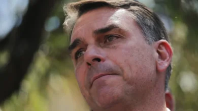 Senador Flávio Bolsonaro durante evento de campanha.