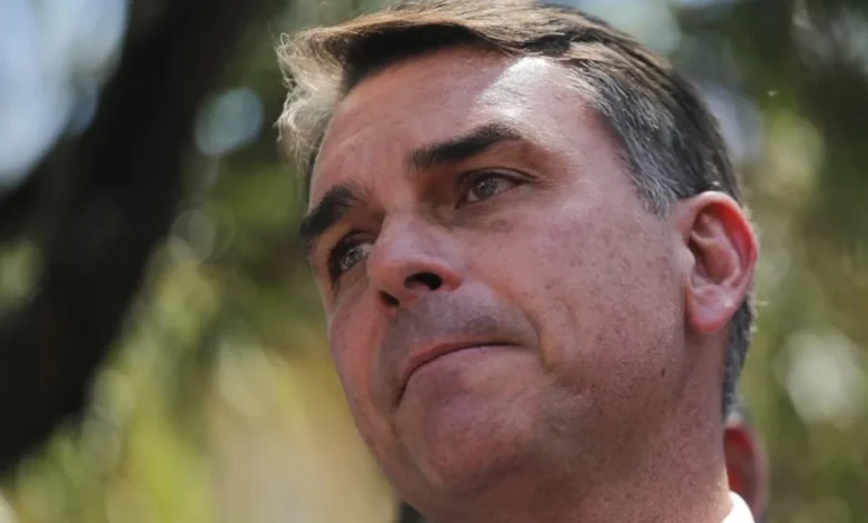 Senador Flávio Bolsonaro durante evento de campanha.
