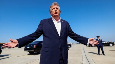 Donald Trump fala com jornalistas na Base Aérea Conjunta Andrews.