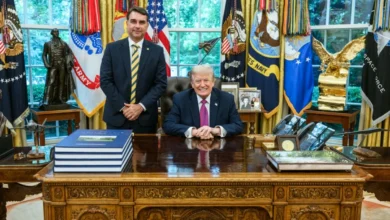 Flávio Bolsonaro ao lado de Donald Trump durante encontro na Casa Branca.