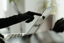 Imagem ilustrativa de golpista digital utilizando tecnologia avançada.