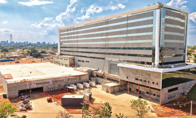 Vista do Hospital de Urgências de Goiás com destaque para infraestrutura.