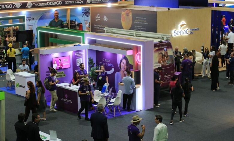 Empresários e investidores em feira do setor produtivo em Goiânia.