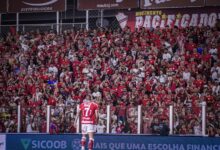 Jogadores de Vila Nova em campo durante partida da Série B.
