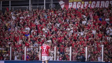 Jogadores de Vila Nova em campo durante partida da Série B.