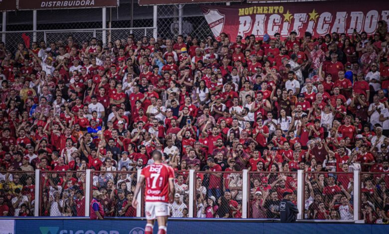 Jogadores de Vila Nova em campo durante partida da Série B.