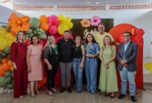 Profissionais da educação e autoridades em cerimônia de reconhecimento em Trindade.