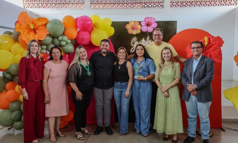 Profissionais da educação e autoridades em cerimônia de reconhecimento em Trindade.