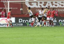 Jogadores do Vila Nova em campo após partida na Série B.