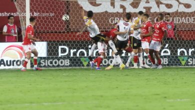 Jogadores do Vila Nova em campo após partida na Série B.
