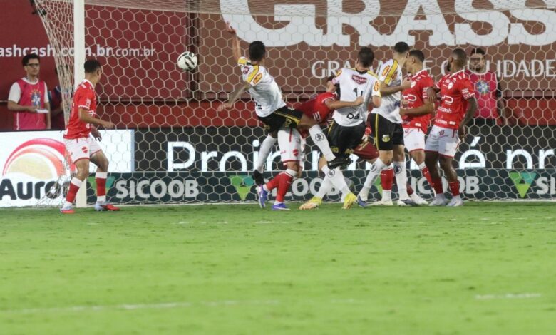 Jogadores do Vila Nova em campo após partida na Série B.