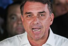 Flávio Bolsonaro discursando em Brasília após perder eleição.