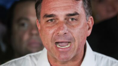 Flávio Bolsonaro discursando em Brasília após perder eleição.