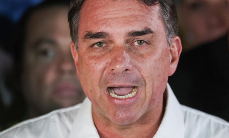 Flávio Bolsonaro discursando em Brasília após perder eleição.