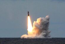 Submarino russo lança míssil nuclear Bulava em teste no mar de Okhotsk.