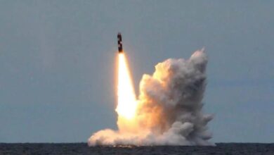 Submarino russo lança míssil nuclear Bulava em teste no mar de Okhotsk.