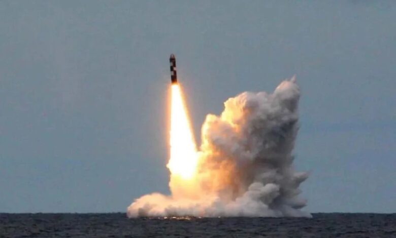 Submarino russo lança míssil nuclear Bulava em teste no mar de Okhotsk.