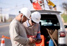 Equipe da Equatorial Energia instala medidores digitais em poste de energia.