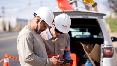 Equipe da Equatorial Energia instala medidores digitais em poste de energia.
