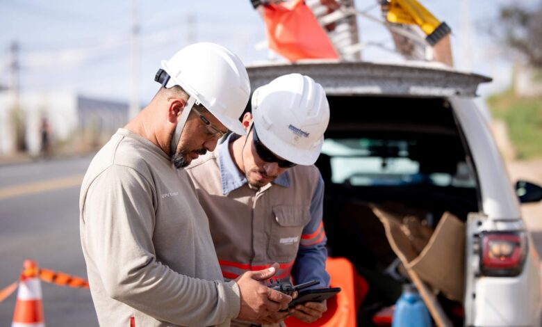 Equipe da Equatorial Energia instala medidores digitais em poste de energia.